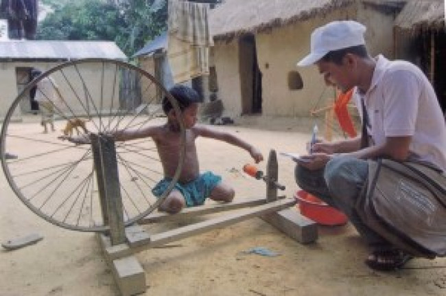 ছবিব্লগ: চরকায় চলে শিশুকাল