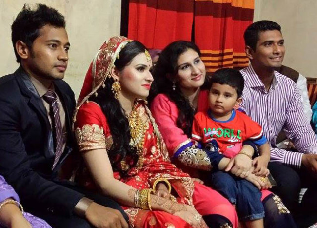 দুই জামাইয়ের পারফরম্যান্সে বেজায় খুশি শ্বশুর-শাশুড়ি!! দুই জামাইয়ের পারফরম্যান্সে বেজায় খুশি শ্বশুর-শাশুড়ি!!